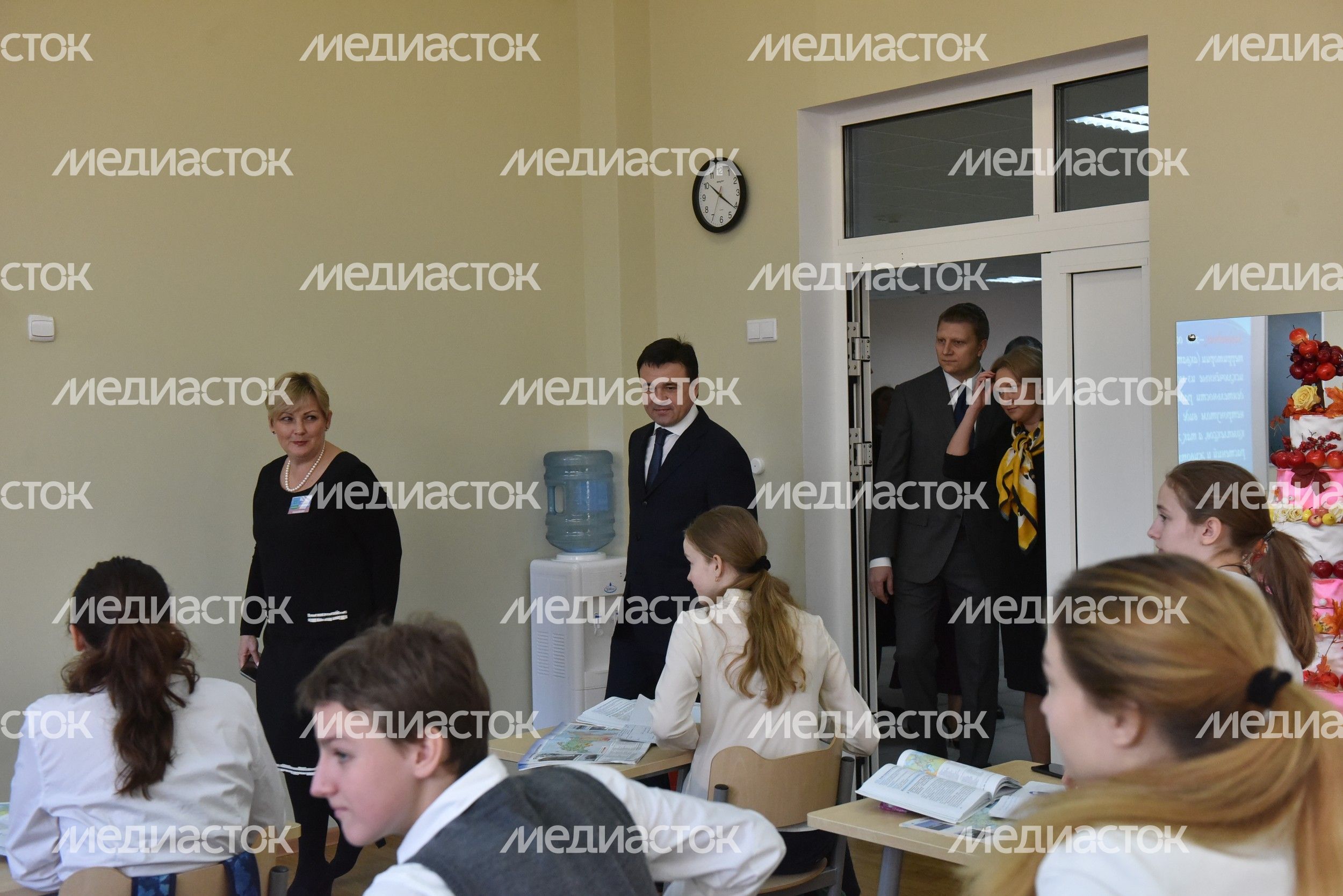 Губернатор вручил ордена за большой вклад в реконструкцию школы в Одинцовском районе