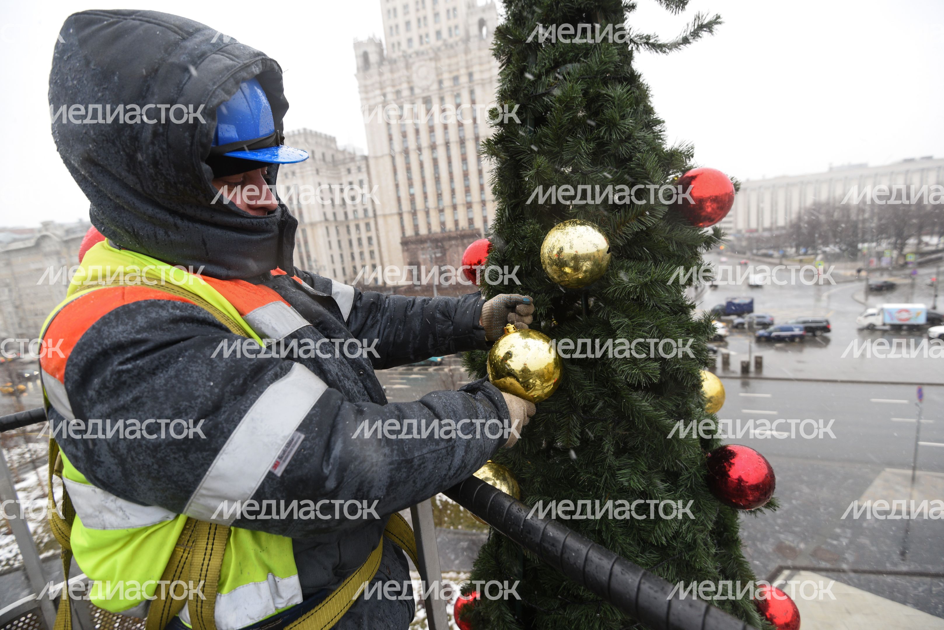 Демонтаж и складирование новогодних елок в Москве