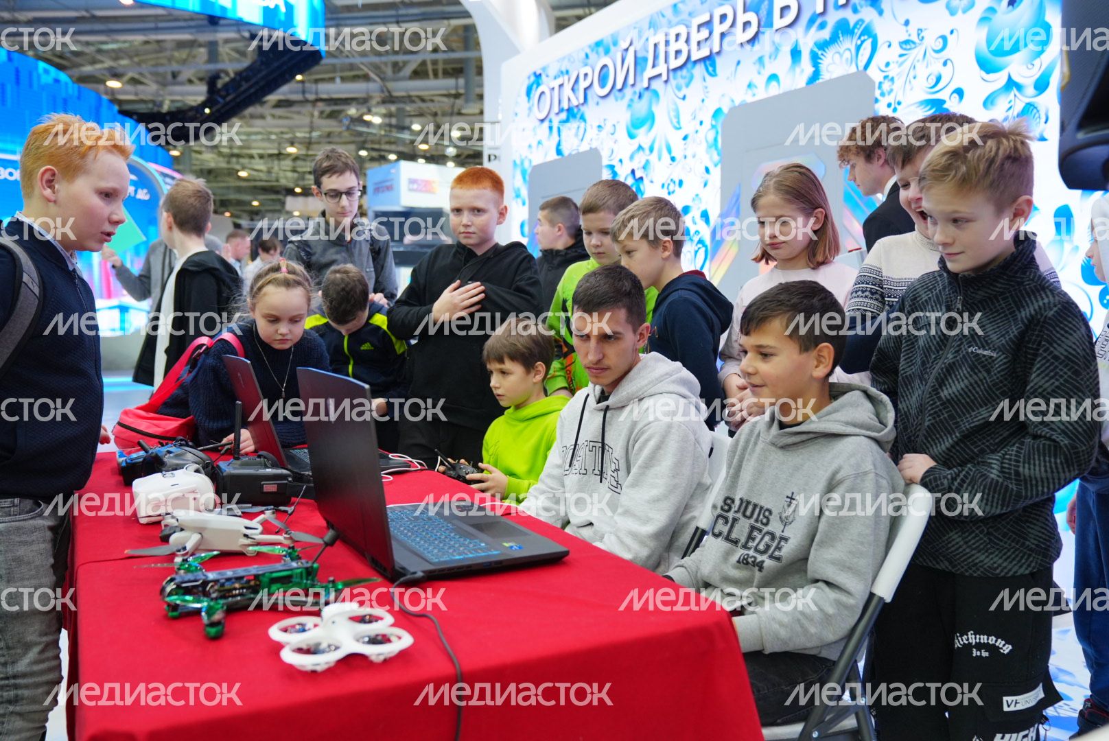 Школа коптеров на выставке «Россия»
