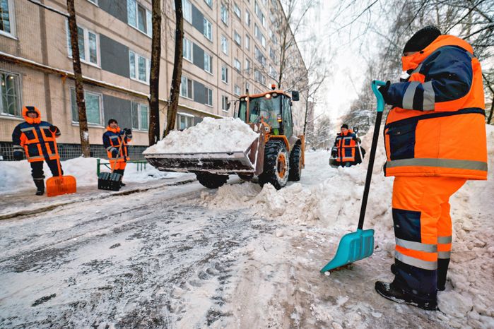 Уборка снега в поселке Большие Вяземы Одинцовского округа