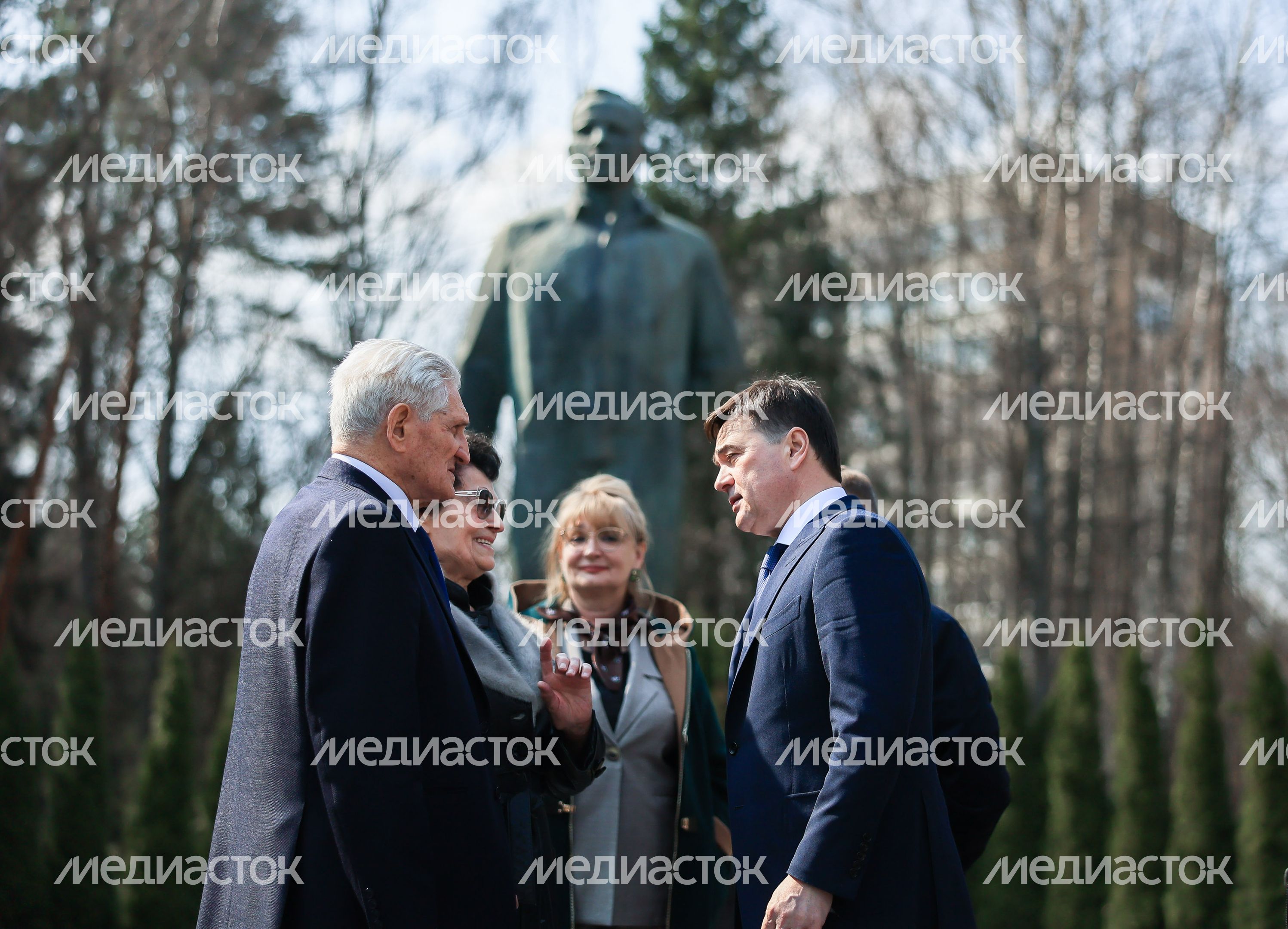 Посещение губернатором космонавта первого отряда