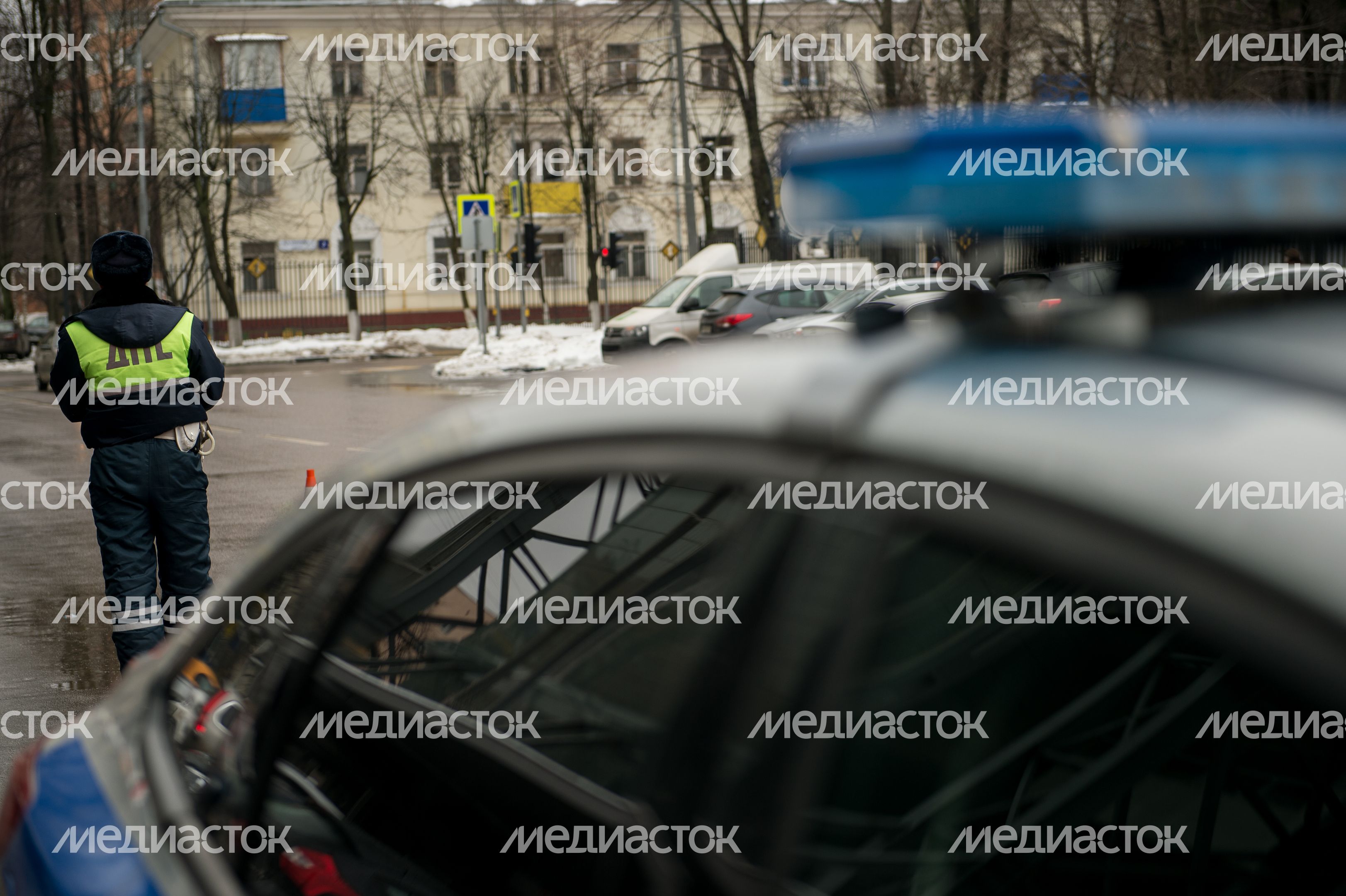 Сотрудники ГИБДД поздравляют женщин в преддверии 8 марта
