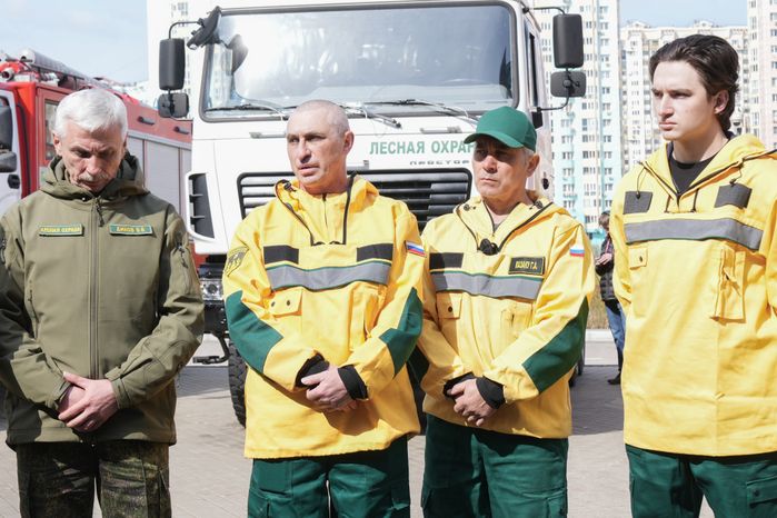 Андрей Воробьев и глава Рослесхоза передали в подмосковные лесничества новую спецтехнику
