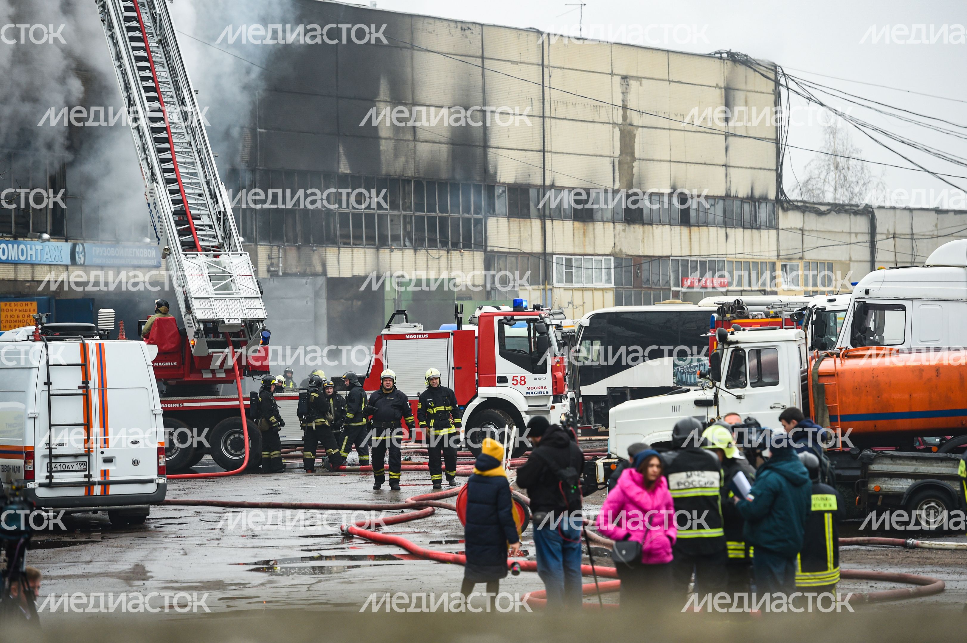 Пожар в складском помещении на улице Маршала Прошлякова в Москве