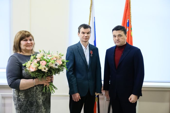 Вручение Губернатором Ордена Мужества добровольцу из Подольска