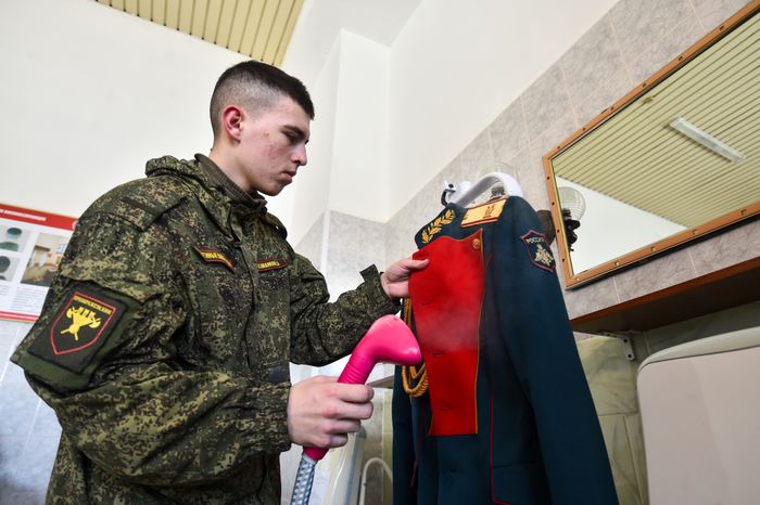 Подготовка военнослужащих отдельного комендантского Преображенского полка к военному параду на Красной площади
