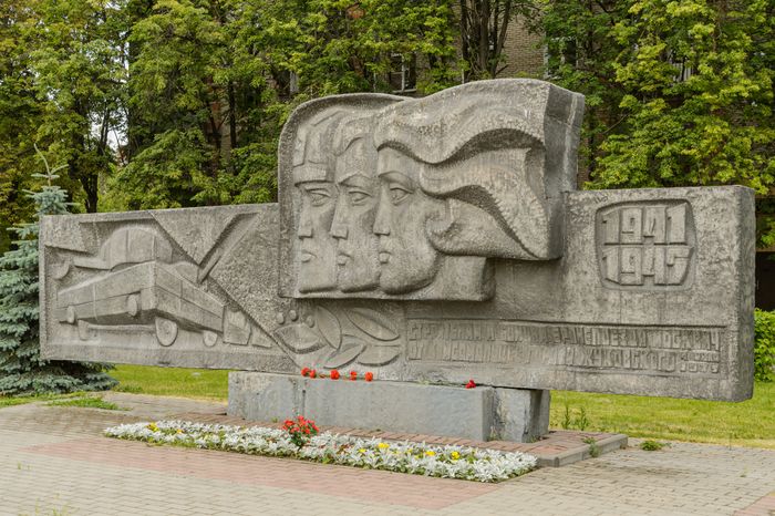 Памятник Строителям и бойцам бронепоезда Москвич