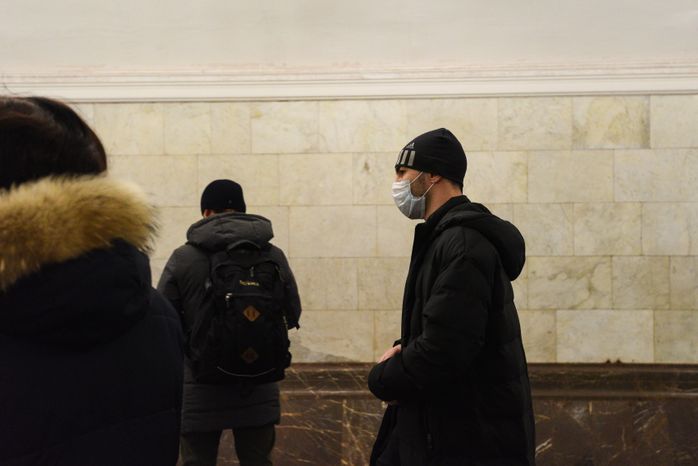 Люди в масках в период эпидемии коронавируса