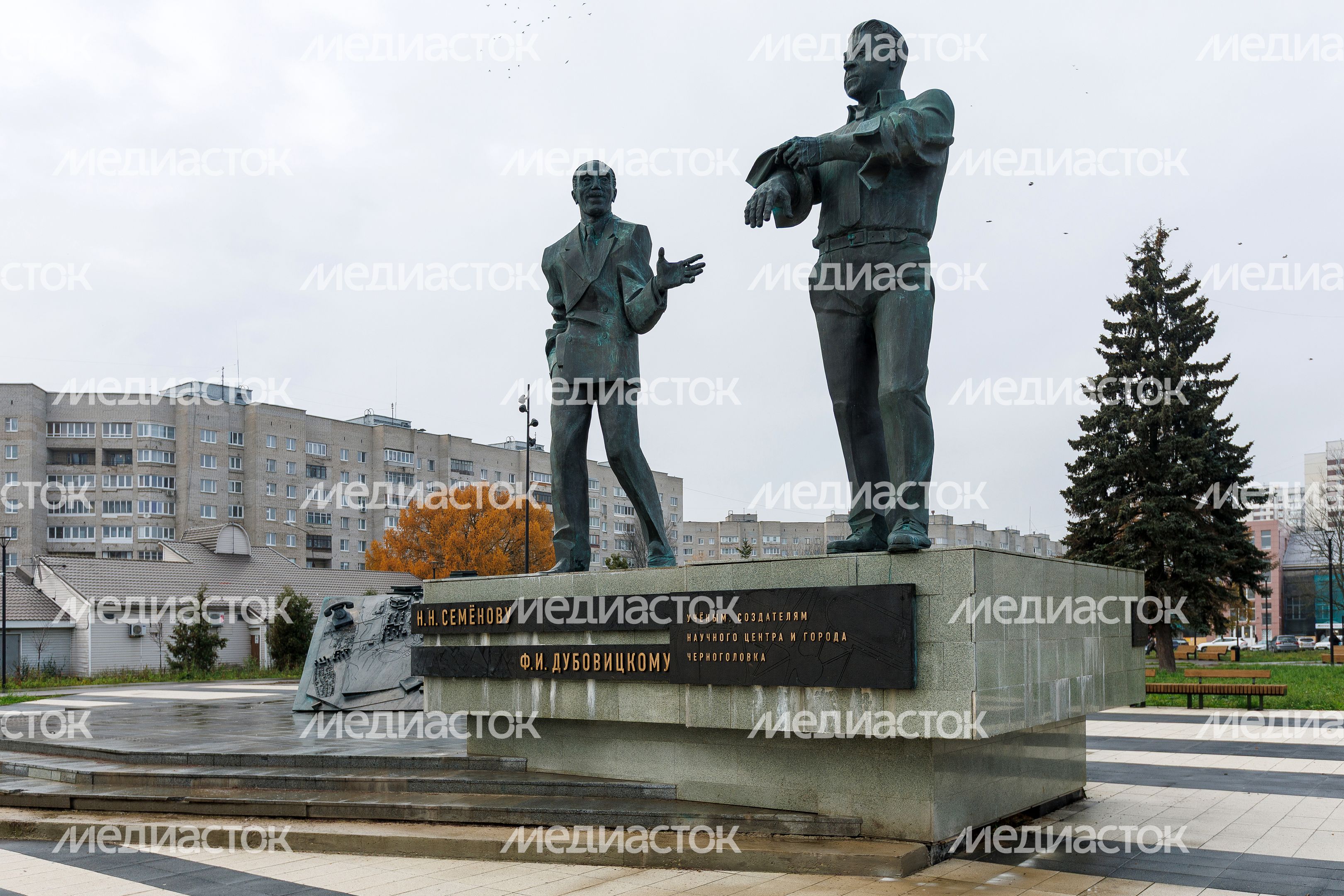 Памятник ученым-основателям Черноголовки — лауреату Нобелевской премии Н.Н. Семенову и его ученику Ф.И. Дубовицкому Памятник ученым-основателям Черноголовки — лауреату Нобелевской премии Н.Н. Семенову и его ученику Ф.И. Дубовицкому