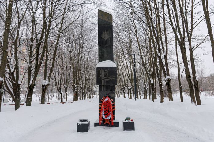 Памятник морякам-тихоокеанцам и красноармейцам-сибирякам, стоявшим насмерть на рубеже Лобни, в сквере Защитников Москвы