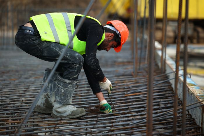 Губернатор осмотрел ход строительства пристройки на 400 мест к школе в Королеве