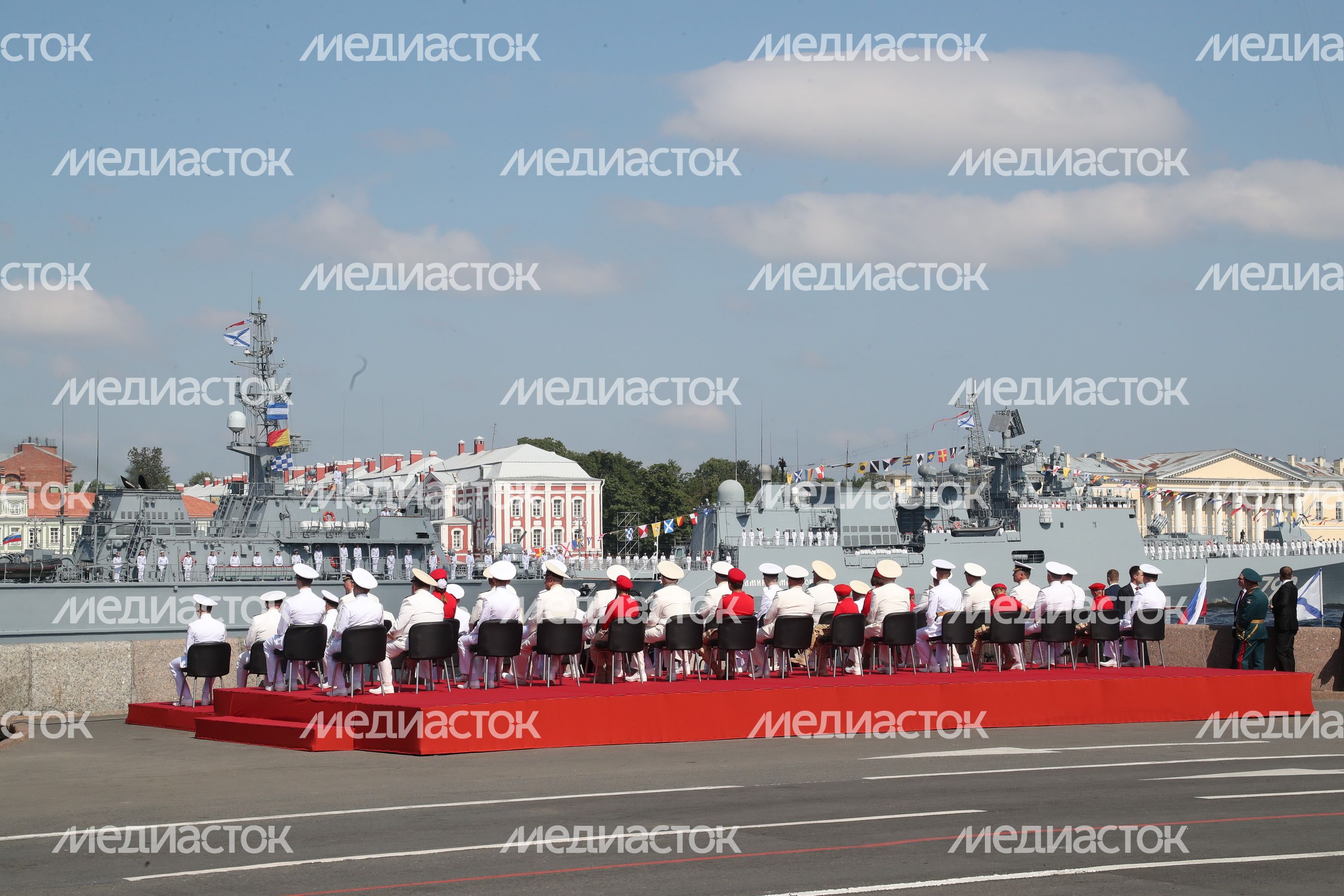 Губернатор Подмосковья присутствовал на главном военно-морском параде в честь Дня ВМФ Губернатор Подмосковья присутствовал на главном военно-морском параде в честь Дня ВМФ