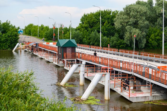 Наплавной разводной Бобреневский мост в Коломне через Москву-реку