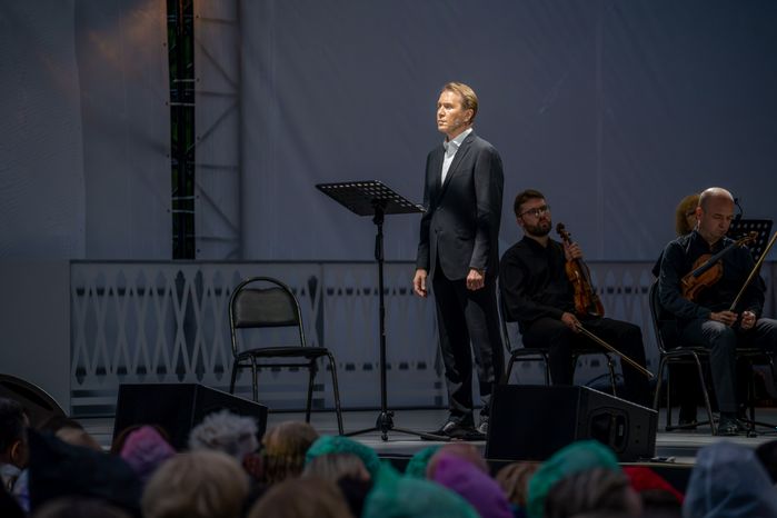 Актер Евгений Миронов в спектакле-концерте «Бедные люди» на Международном фестивале искусств П.И. Чайковского в Клину
