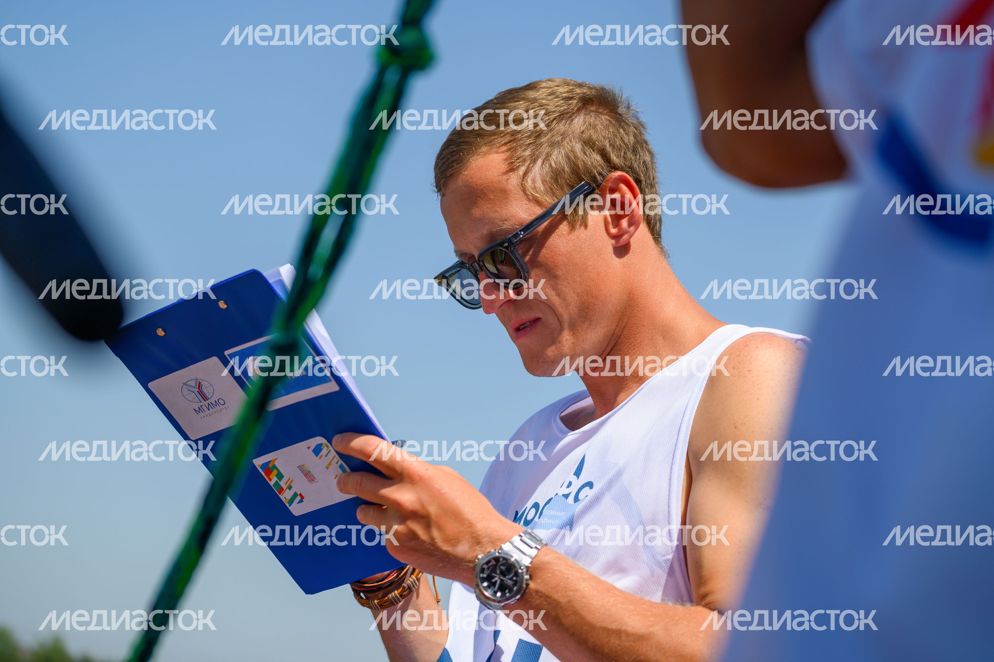 Судья на чемпионате Московской области по серфингу на Пироговском водохранилище в Долгопрудном