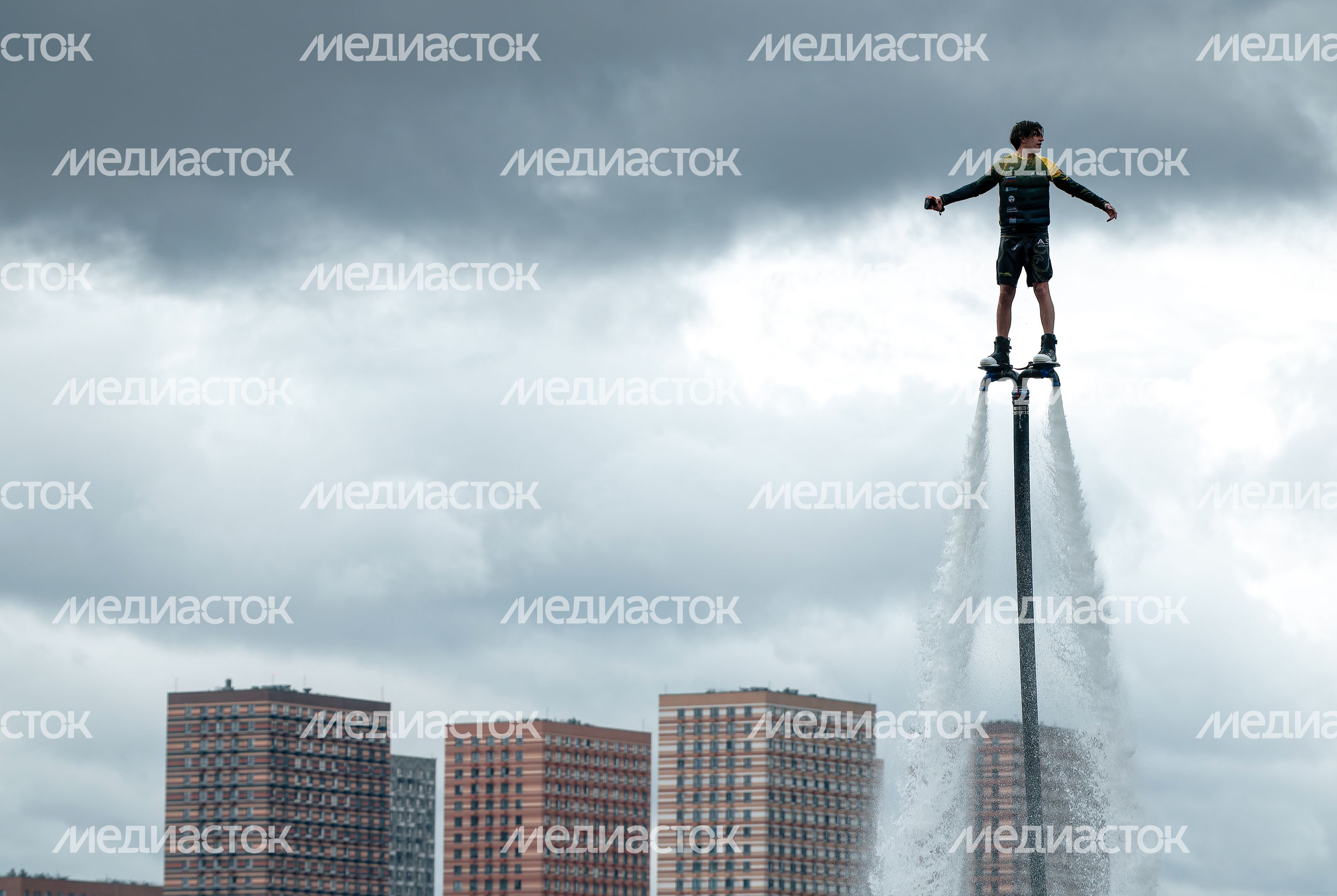 Водное флайборд-шоу провели на пляже «Рублево» на подмосковном солнечном сап-фесте в Красногорске Водное флайборд-шоу провели на пляже «Рублево» на подмосковном солнечном сап-фесте в Красногорске