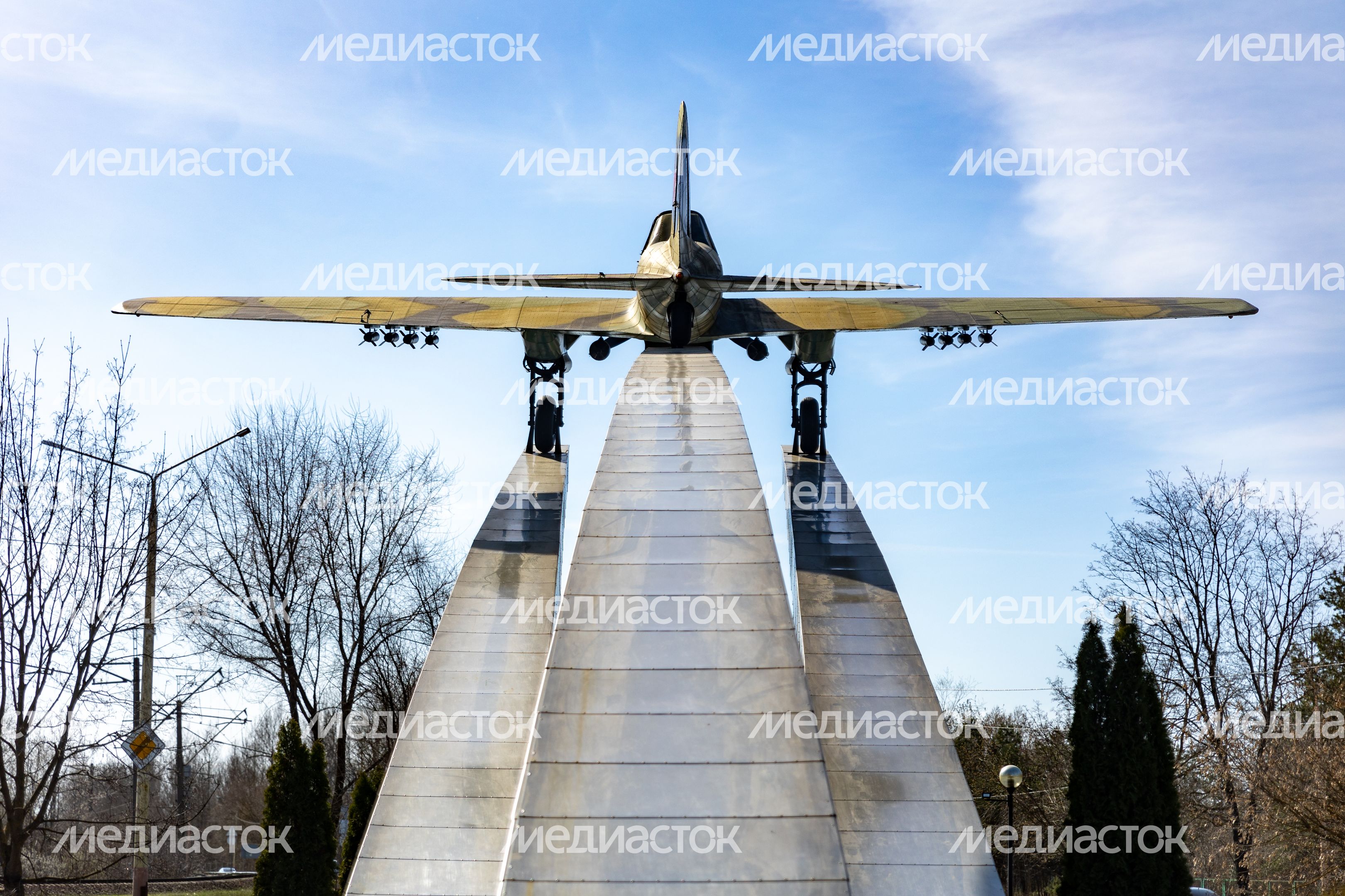 Памятник самолету Ил-2 Памятник самолету Ил-2