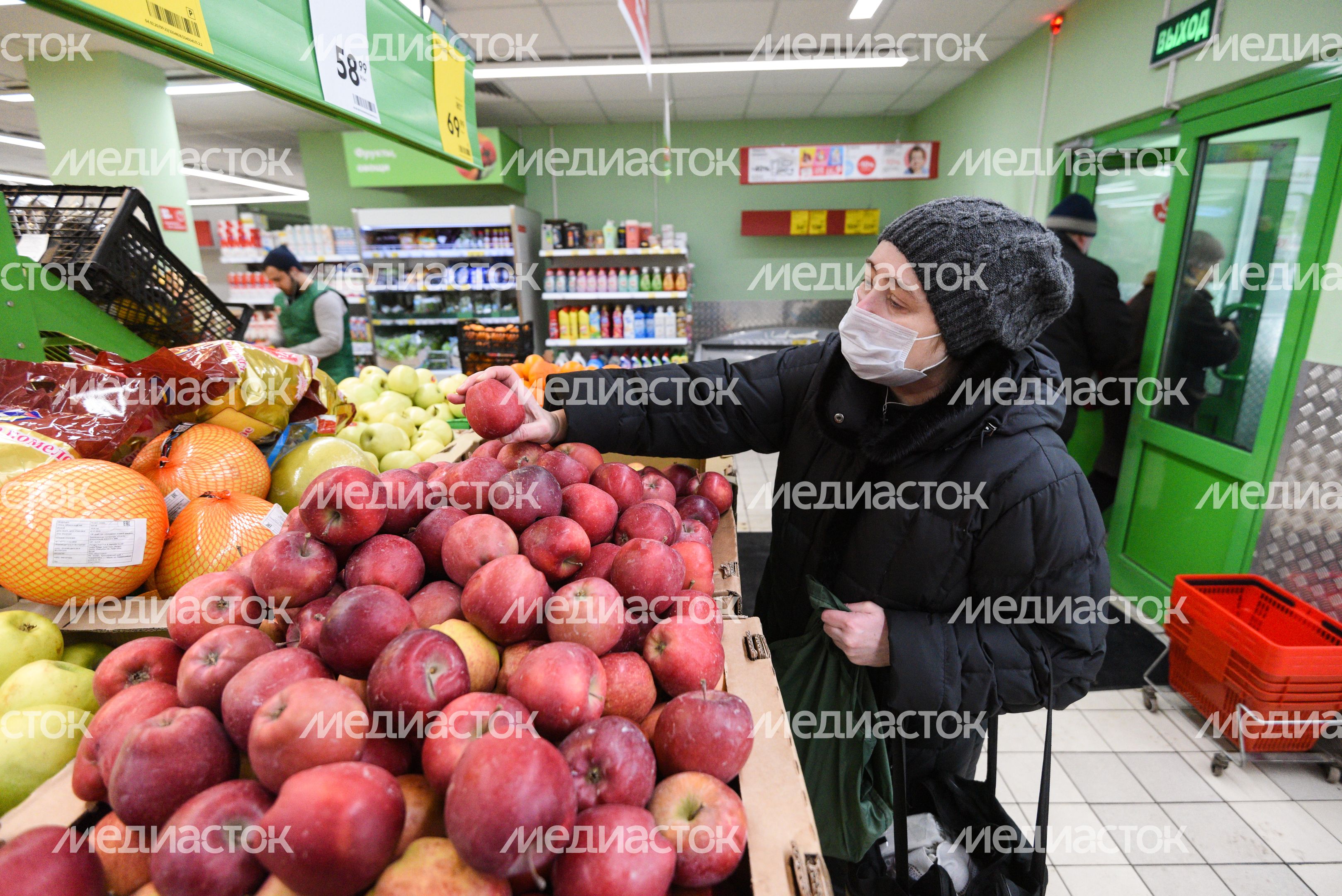 Люди в масках в период эпидемии коронавируса