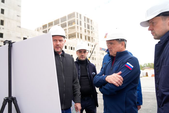Андрей Воробьев проверил ход строительства ЦРБ в Балашихе