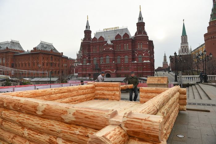 Монтаж инсталляций для фестиваля «Московская Масленица» на Манежной площади