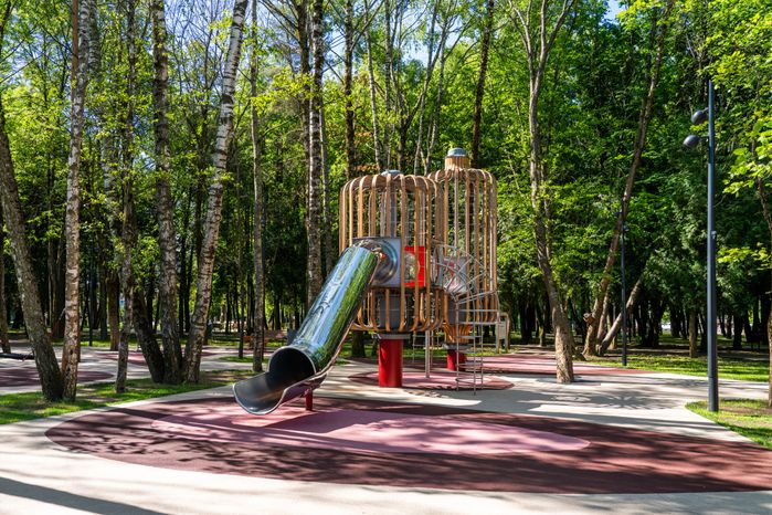 Детская площадка в парке «Гучково» Дедовска округа Истра летом