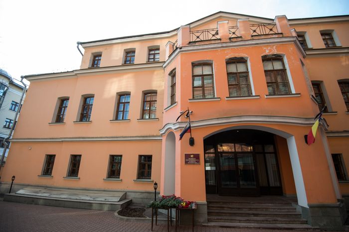 Москвичи несут цветы в знак скорби по погибшим в авиакатастрофе в Ростове-на-Дону