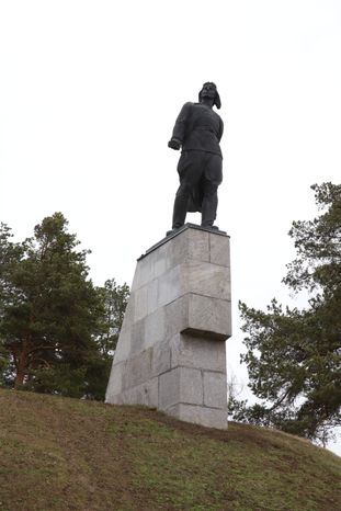 Памятник ночному тарану Талалихина