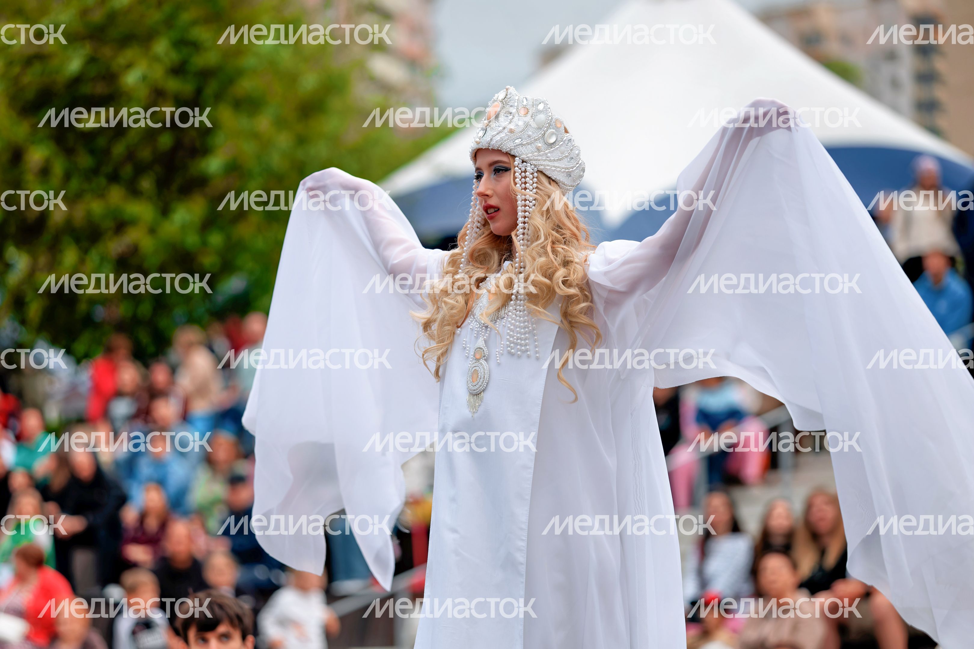 Показ моделей одежды от подмосковных дизайнеров на фестивале современной этнической культуры «РУСь_СВЕТ» в Красногорске Показ моделей одежды от подмосковных дизайнеров на фестивале современной этнической культуры «РУСь_СВЕТ» в Красногорске