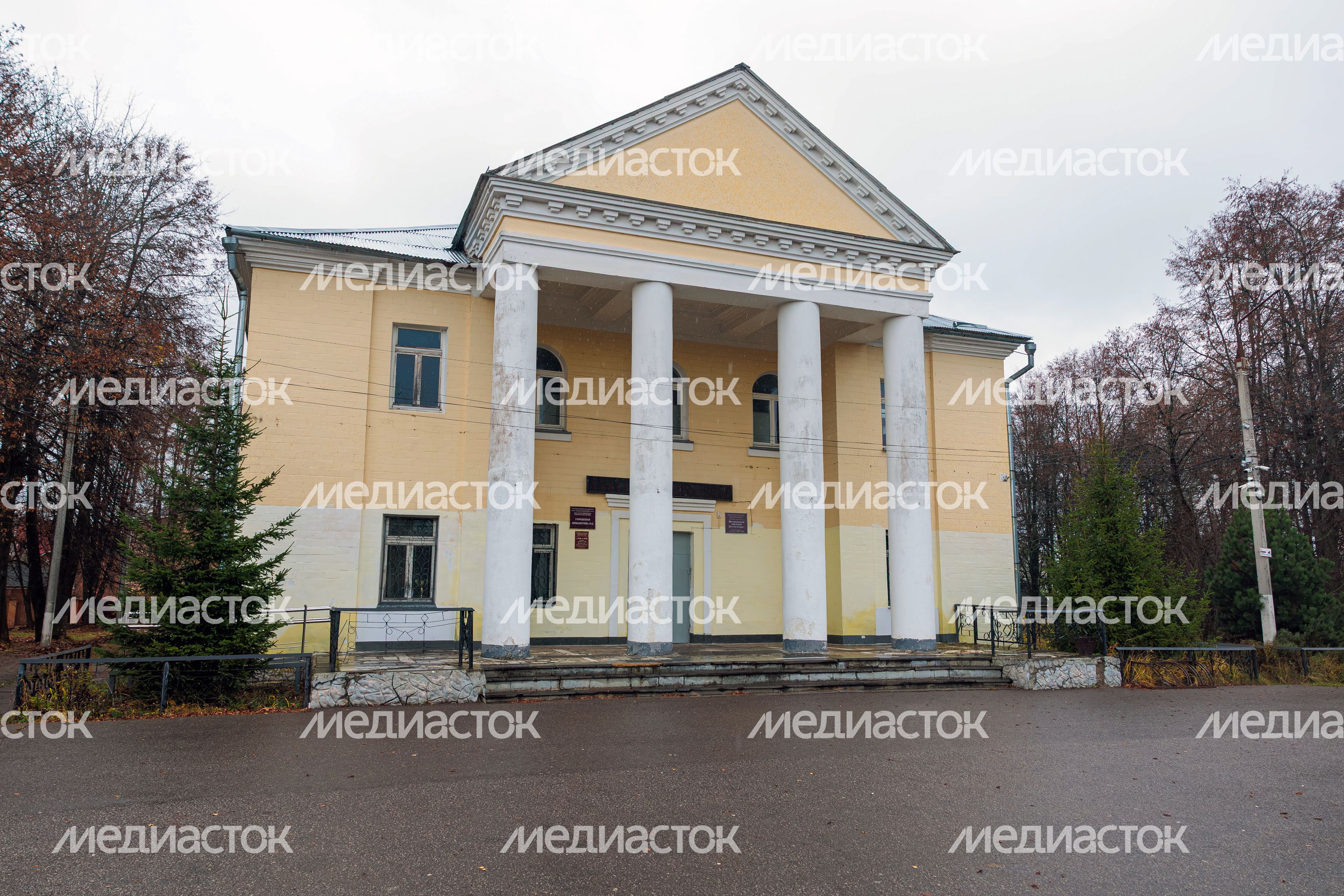 Востряковский городской Дом культуры в микрорайоне Востряково города Домодедово осенью Востряковский городской Дом культуры в микрорайоне Востряково города Домодедово осенью