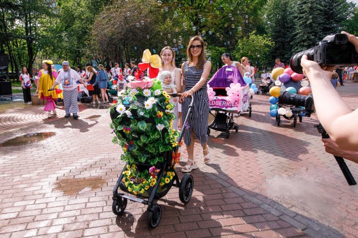 Парад колясок в сквере "Юбилейный" в Химках