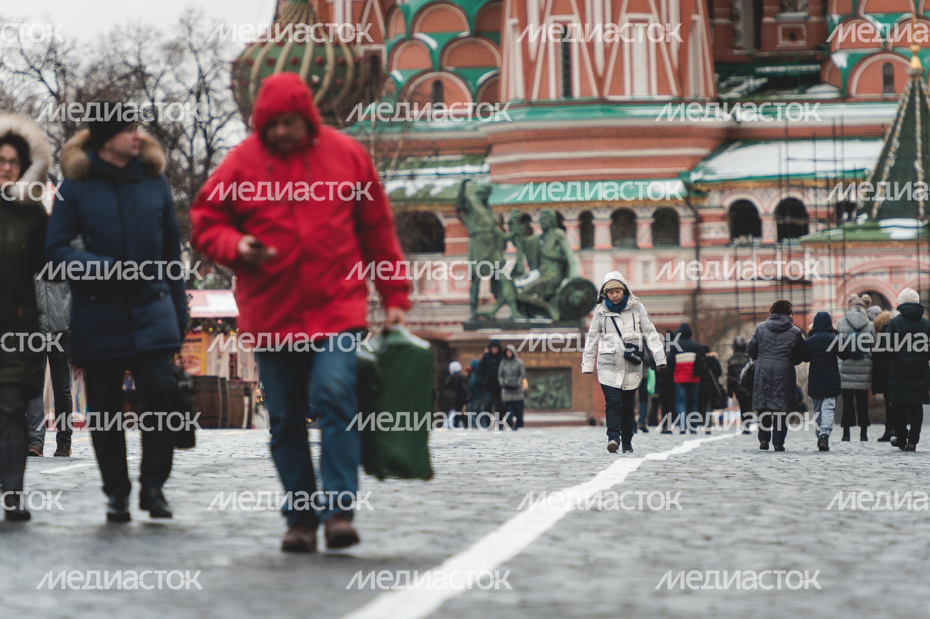 Люди в масках в период эпидемии коронавируса