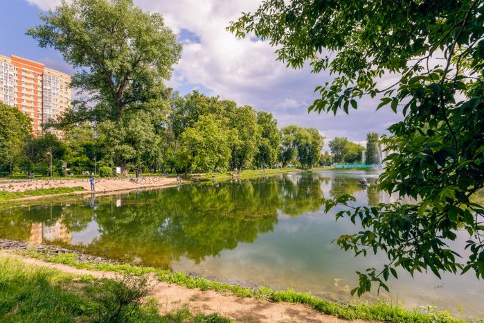 Парк Усадьбы Крафта в Королеве летом