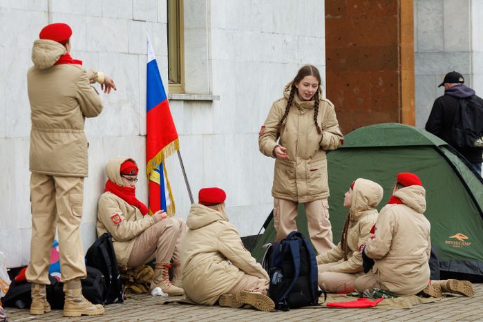 Военно-патриотическая игра «Юнармия, вперед!», посвященная Дню Победы, в Горках Ленинских