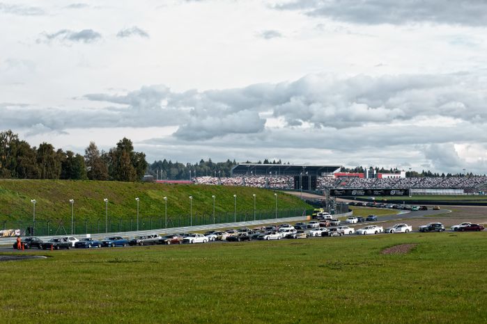 Дрифт-гонка автомобилей по автодрому Moscow Raceway на фестивале «Дрифт Экспо» в Волоколамске