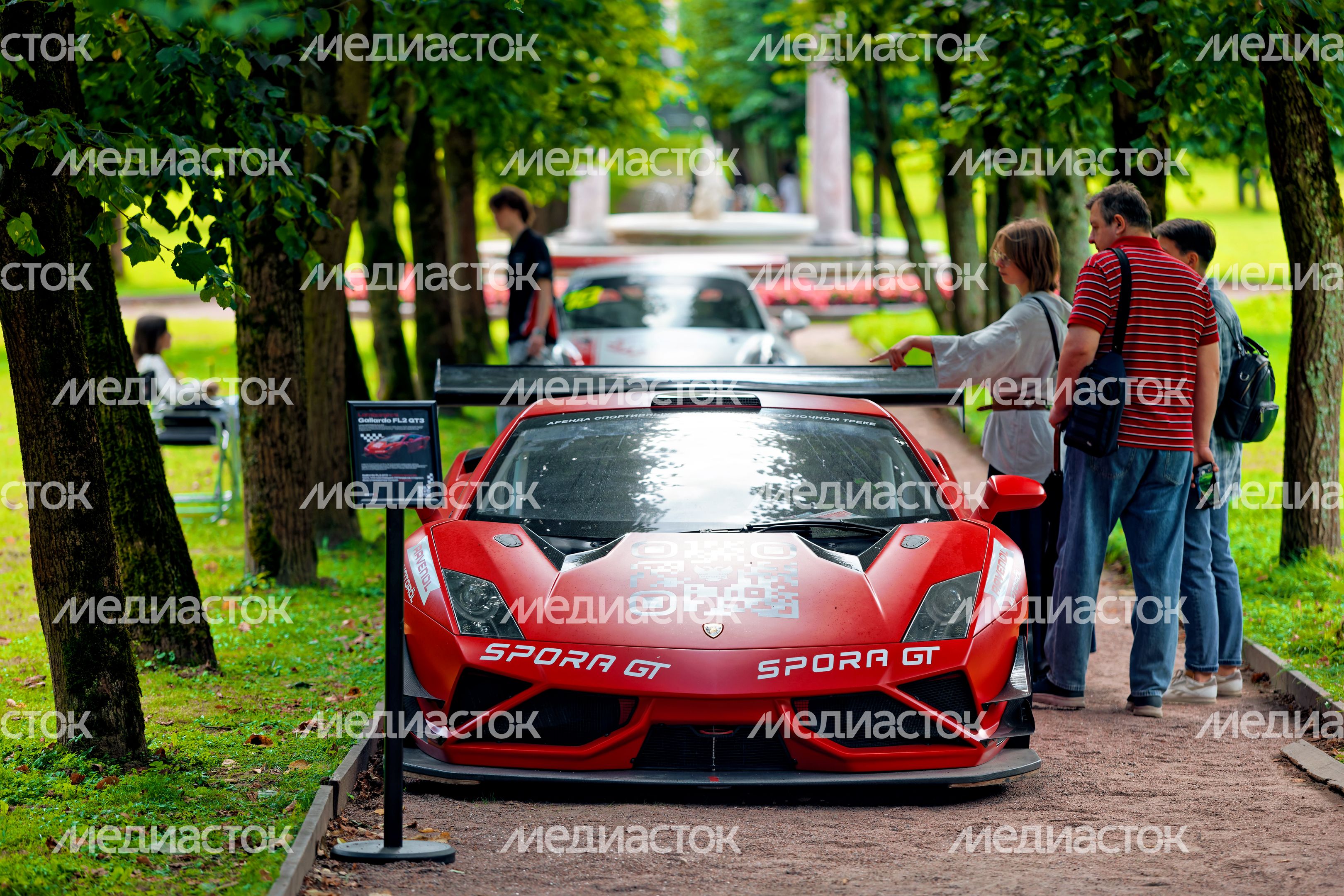 Ретроавтомобили и суперкары на автофестивале «Автовыходные в Архангельском» в округе Красногорск