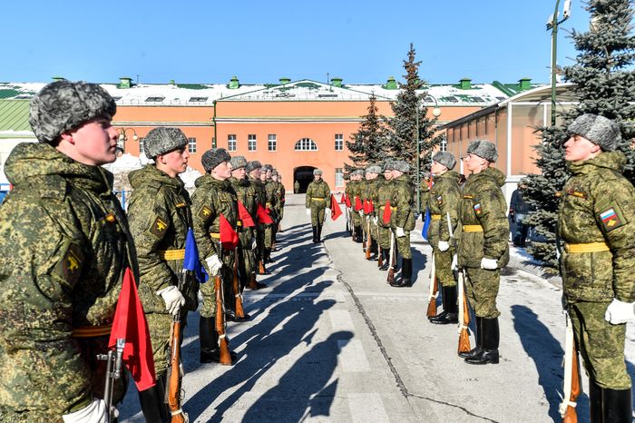 Подготовка военнослужащих отдельного комендантского Преображенского полка к военному параду на Красной площади