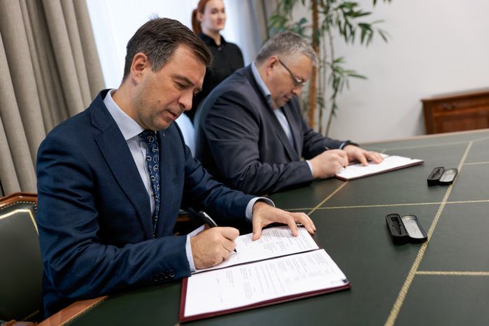 Ректор Государственного университета управления Владимир Строев подписывает соглашение