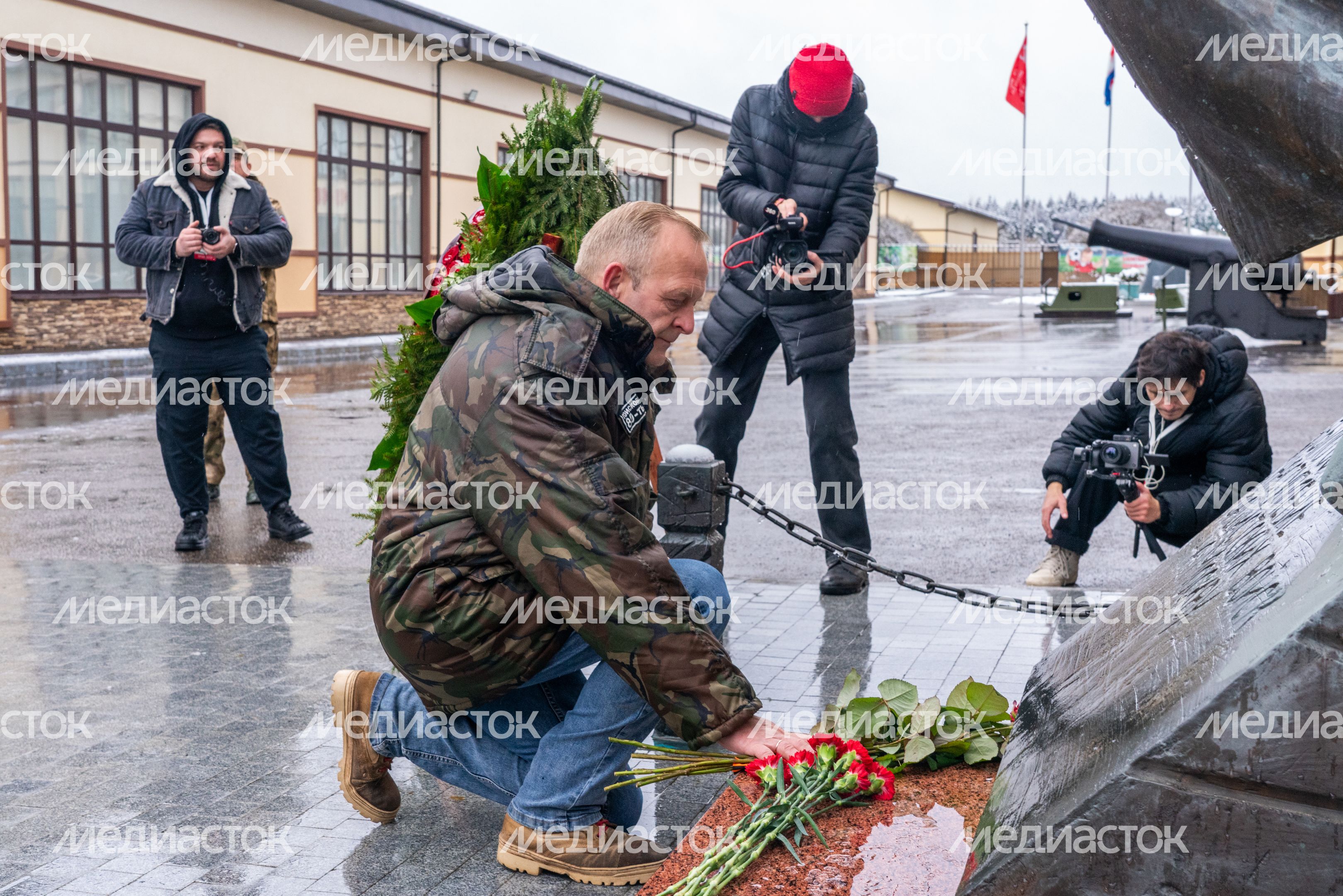 Возложение цветов к памятнику воинам Красной Армии на закрытии поискового сезона «Вахта памяти-2025» в Истре Возложение цветов к памятнику воинам Красной Армии на закрытии поискового сезона «Вахта памяти-2025» в Истре