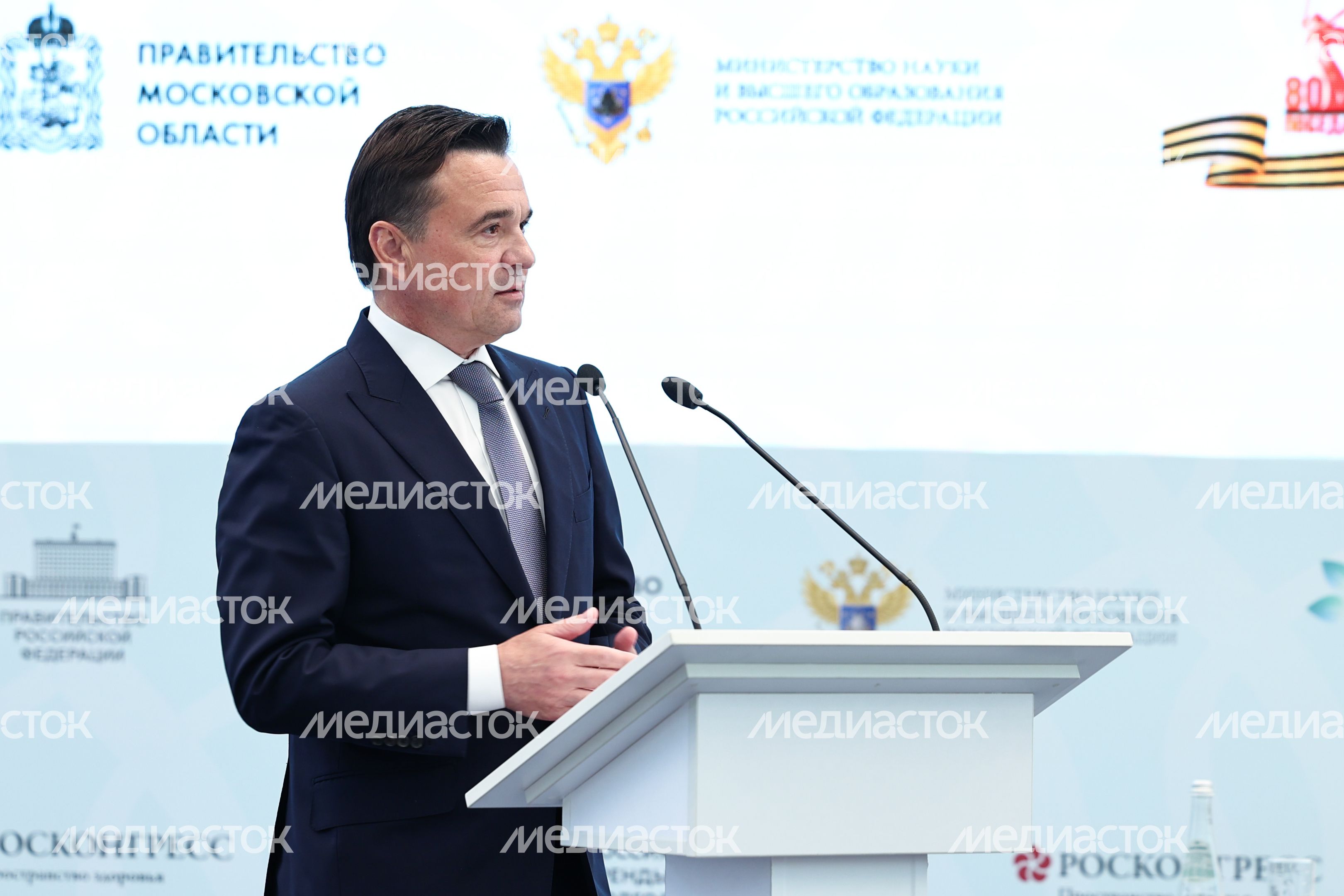 Андрей Воробьев на пленарной сессии форума "Россия и мир: тренды здорового долголетия" Андрей Воробьев на пленарной сессии форума "Россия и мир: тренды здорового долголетия"