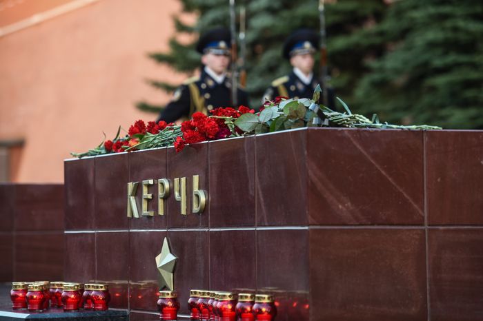 Возложение цветов к мемориалу города Керчь в Москве