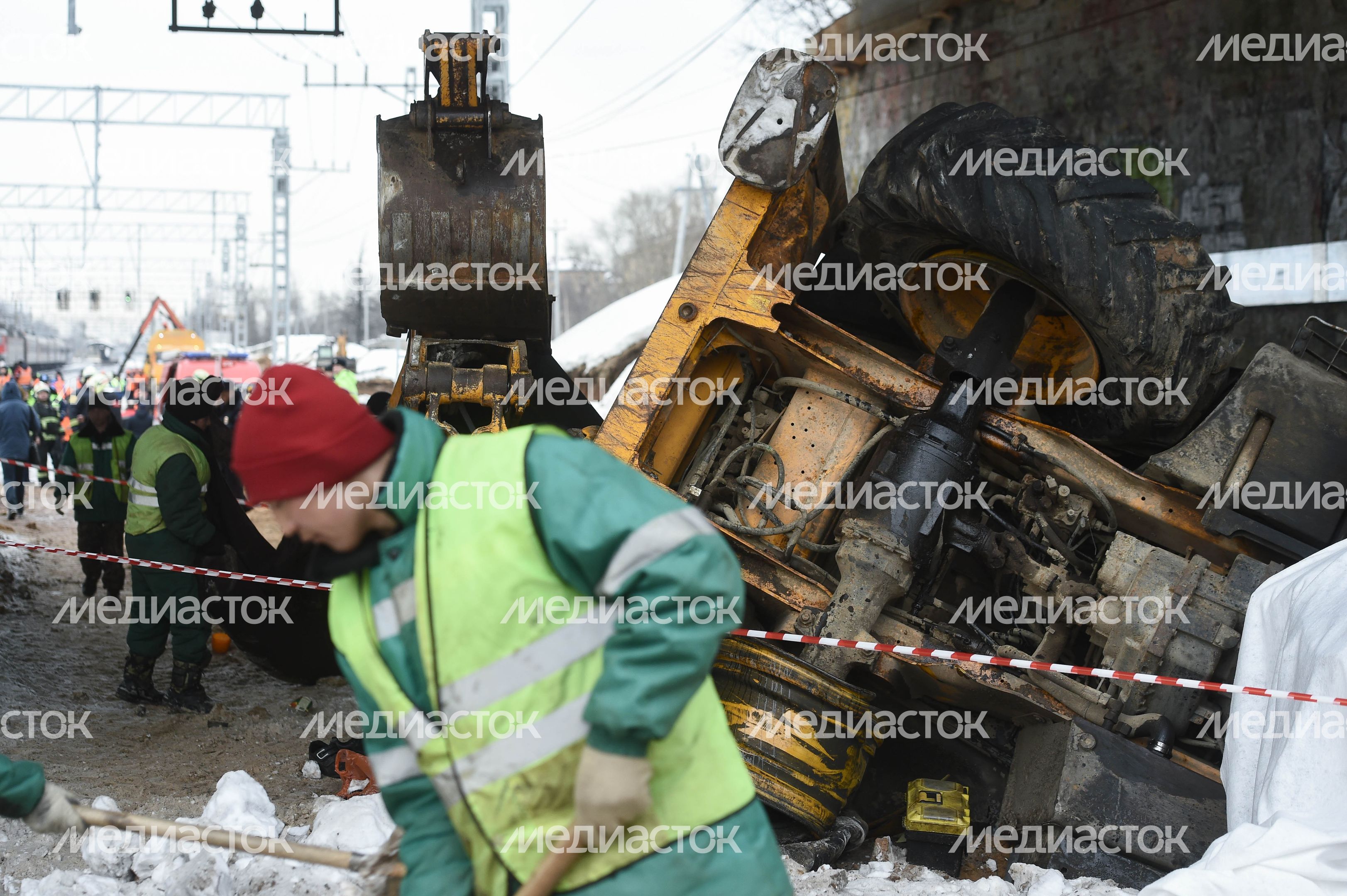Кадры с места ЧП с трактором и электричкой в Москве, 14.03.2018