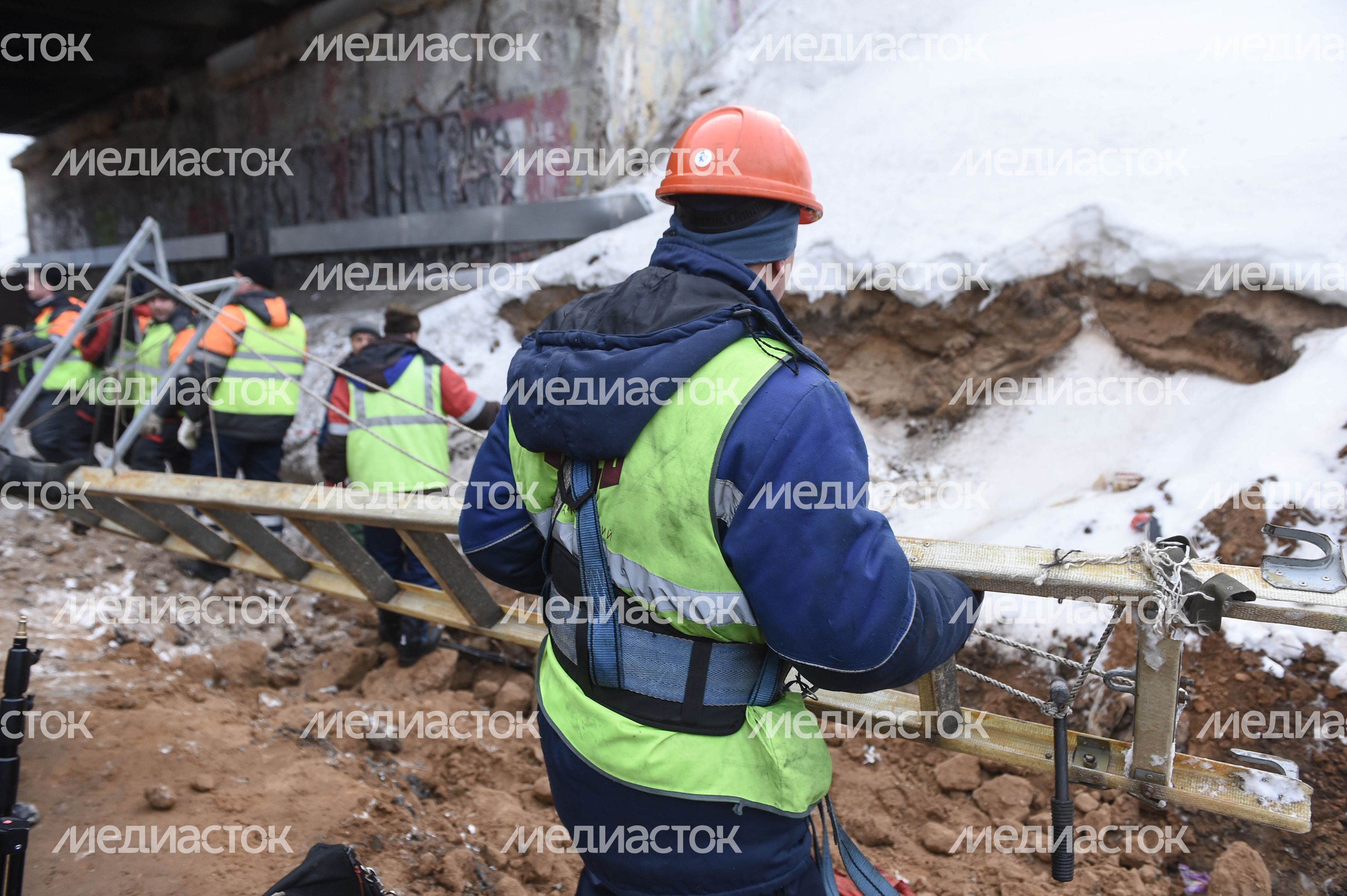 Кадры с места ЧП с трактором и электричкой в Москве, 14.03.2018