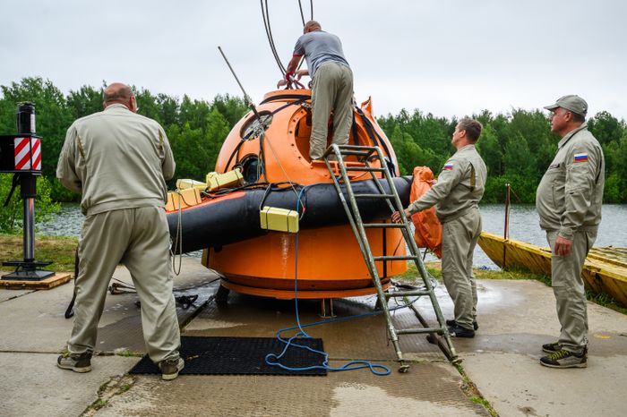 Тренировка космонавтов по действиям после посадки на воду в Ногинске
