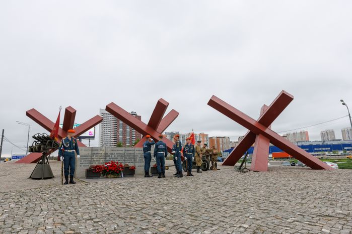 Монумент «Противотанковые ежи» в Химках
