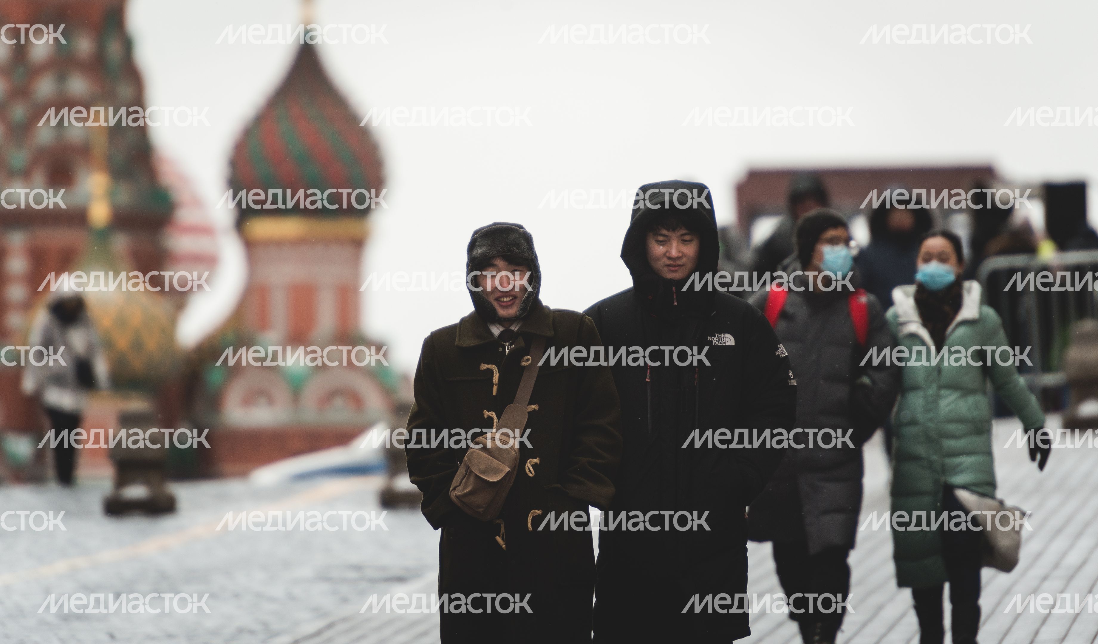 Люди в масках в период эпидемии коронавируса