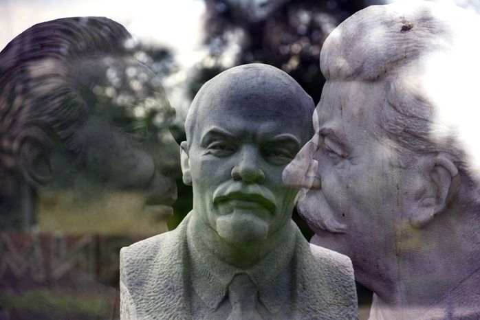 Бюсты Брежнева, Ленина и Сталина в парке Музеон в Москве