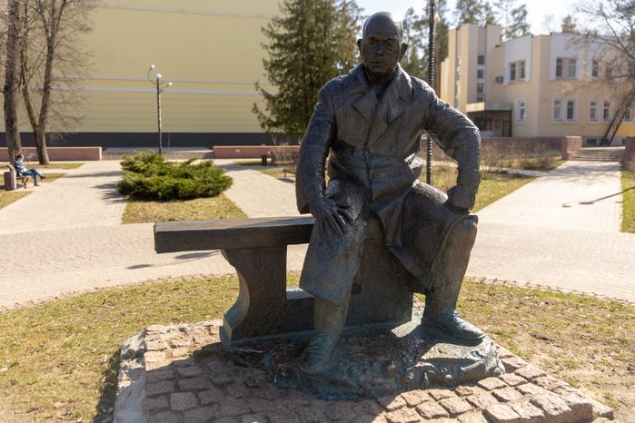 Дубна. Памятник Мещерякову