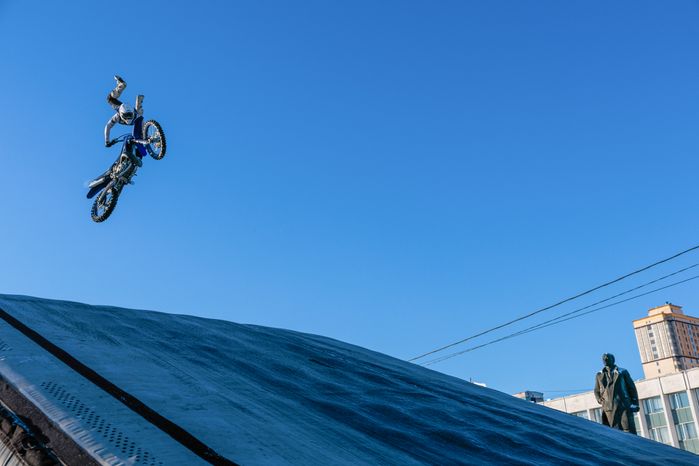 Зимний фристайл-мотокросс от команды FMX13 в Одинцово