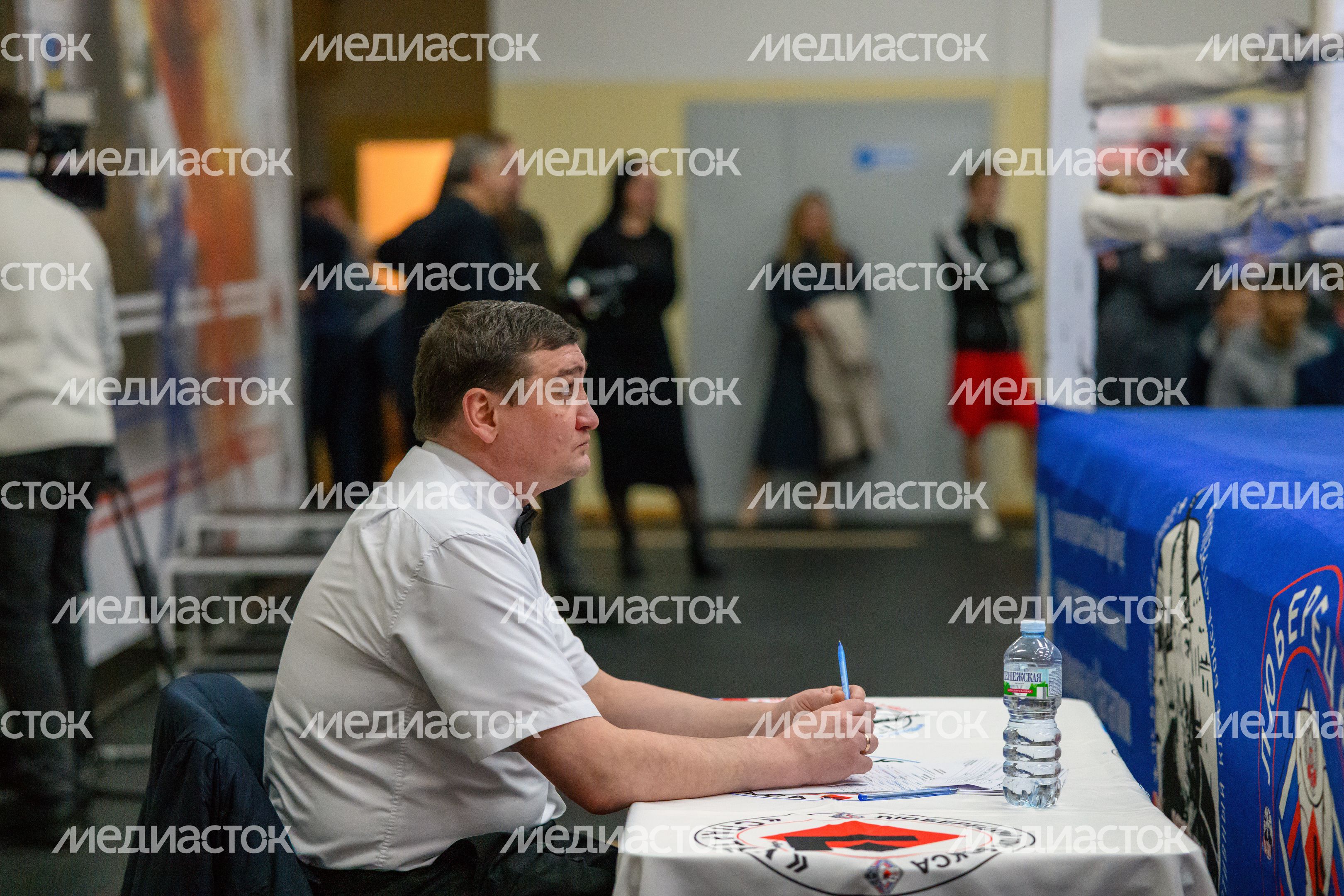 Судья соревнований по боксу в Люберцах, посвященных разгрому немецко-фашистских войск под Москвой