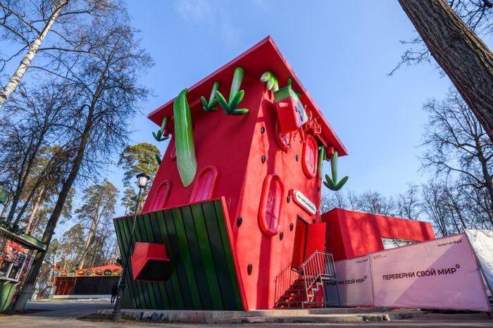 Перевернутый дом в Раменском городском парке культуры и отдыха